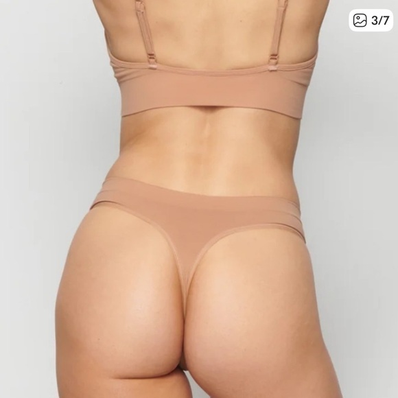Skims Soft Smoothing Seamless Thong Eclipse M NWT in packaging - Picture 2 of 7
